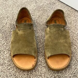 Born Cove Modern Kiwi Leather Suede Slip On Sandal Size 9